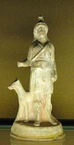 Terracotta beeld van Bendis als de jachtgodin Artemis, met korte kleding, laarzen en een hond, maar met Thracische kap