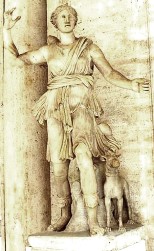 Diana als jachtgodin. Ze draagt een korte rok met laarzen en wordt begeleid door een hond. Haar attributen (pijl en boog of speer) zijn verdwenen. Rome, museum Capitool.
