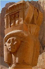 Zuil met hathorkapiteel van de tempel van Hatsjepsoet in Deir el Bahri