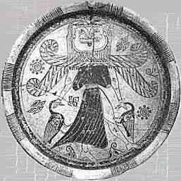 Bord van Rhodos, ca. -560. Potnia Theron met gorgonenmasker; vrouwe der dieren, met twee vogels in haar hand, masker met uitgestoken tong. De afbeelding is verder gevuld met swastika