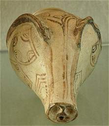 Rhyton. Hoorn van een zwijn, dat werd gebruikt als drinkhoorn. Afkomstig uit Ugarit 
