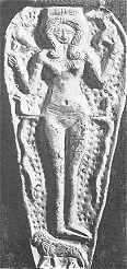 Ugarit, 14e eeuw v.o.j. Gouden hanger met godin, naakt, staand op een leeuw, met lotusbloemen in de hand. In Egypte heeft de godin Hathor aan dit kapsel haar naam gegeven.