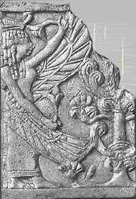 Cherubijn verzorgt de levensboom. In haar handen heeft ze bloemen, waarschijnlijk lotussen. Ivoor, 9e eeuw v.o.j., plaat van het bed van koning Hazael van Damascus.