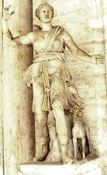 Diana als jachtgodin. Ze draagt een korte rok met laarzen en wordt begeleid door een hond. Haar attributen (pijl en boog of speer) zijn verdwenen. Rome, museum Capitool.