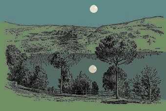 De maan wordt weerspiegeld in het rimpelloze oppervlak van het meer van Nemi in het heilige bos van Diana