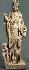Aphrodite Hygeia, met in haar hand een slang en aan haar voeten het kind Eros. Romeins beeld uit Klein-Azië uit de tweede eeuw van onze jaartelling