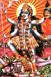 De vierarmige Kali, staande op het lichaam van Sjiva. Zij draagt haar ketting van schedels en rok van afgehouwen armen.