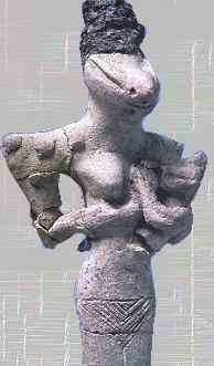 Oude slangegodin-voedster die een kind zoogt aan de borst. Beeld uit Ur, ca. 4500 jaar v.o.j.