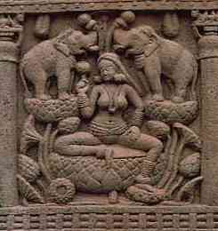 Vrouw zittend op lotus, geflankeerd door twee olifanten, in de torana van Sanchi, uit de eerste eeuw.