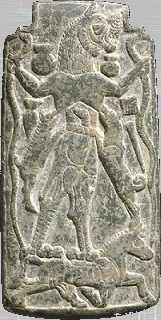 Lamashtu, staand op een ezel, in haar handen twee slagen, terwijl een hond aan borsten zuigt. Mesopotamië, 800 v.o.j.