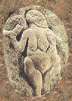 Venus van Laussel, met bizonhoorn in de vorm van een maansikkel in haar linkerhand. De hoorn bevat dertien inkepingen. De vrouw is zwanger en houdt de rechterhand op haar buik.
