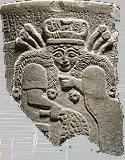 Soemerische godin, ca. 4400 jaar oud, mogelijk Nissaba. Ze wordt gedentificeerd aan de kroon met hoorns, die versierd is met gewassen. Uit haar gevlochten haar lijken papavers te ontspruiten. In haar rechterhand houdt ze een dadeltros.