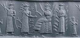 Nissaba op haar troon, met gehoornde kroon en lang haar. Gerst groeit uit haar schouders, en ze draagt een kleitablet. Rolzegel, ca. 2300 v.o.j.