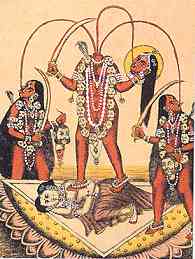 De godin Chinnamasta staat op de lichamen van Sjakti en Sjiva, tijdens een bloedorgie. Met haar bloed voedt ze haar volgelingen.