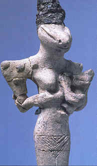 Vrouw met het hoofd van een slang zoogt een kind. Mesopatami, Ur, 4000-5000 v.o.j.