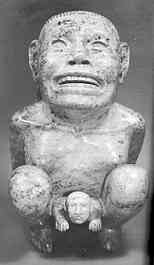 Tlazolteotl, de moedergodin van de Azteken, baart de zon, in typische hurkende baarhouding.