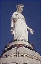 Als Onze lieve vrouwe van Libanon torent de Syrische godin uit boven de stad Harissa, aan de Libanese kust, waar vroeger de Fenicirs de beschermgodin van de zee vereerden.
