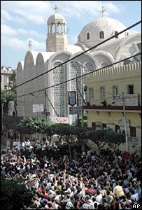 Moslims bestormen Koptische kerk na vrijdaggebed, waar wordt opgeroepen tot haat en geweld jegens ongelovigen. Alexandri, oktober 2005.